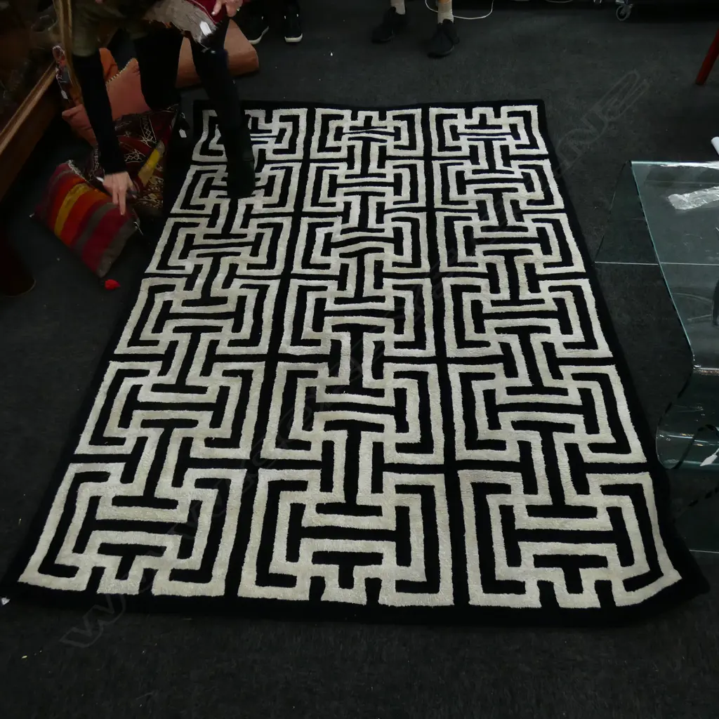 ARTISAN RUG GREEK KEY PATTERN Image 1++