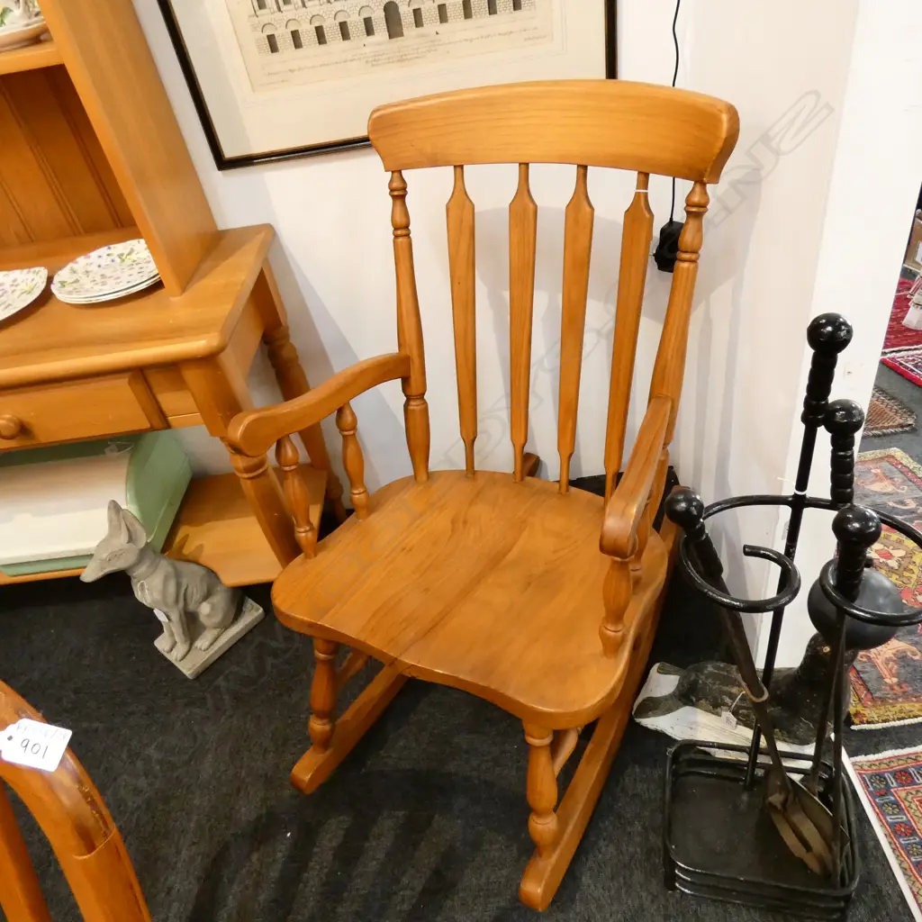 RIMU ROCKING CHAIR Image 1++