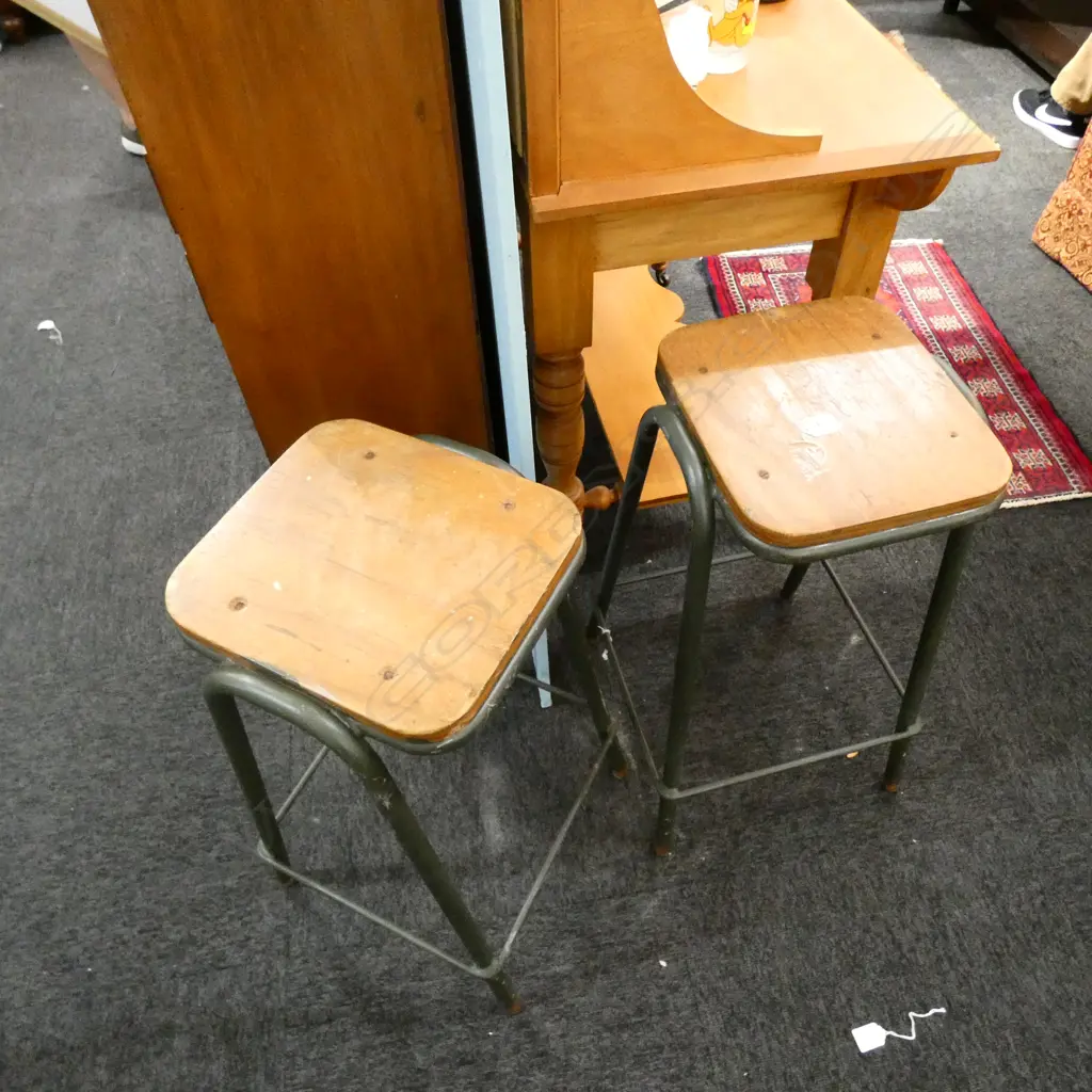 2 LABOROTORY STOOLS Image 1++