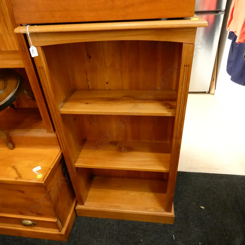 PINE BOOKCASE H. 1155MM W. 630MM Image 1++