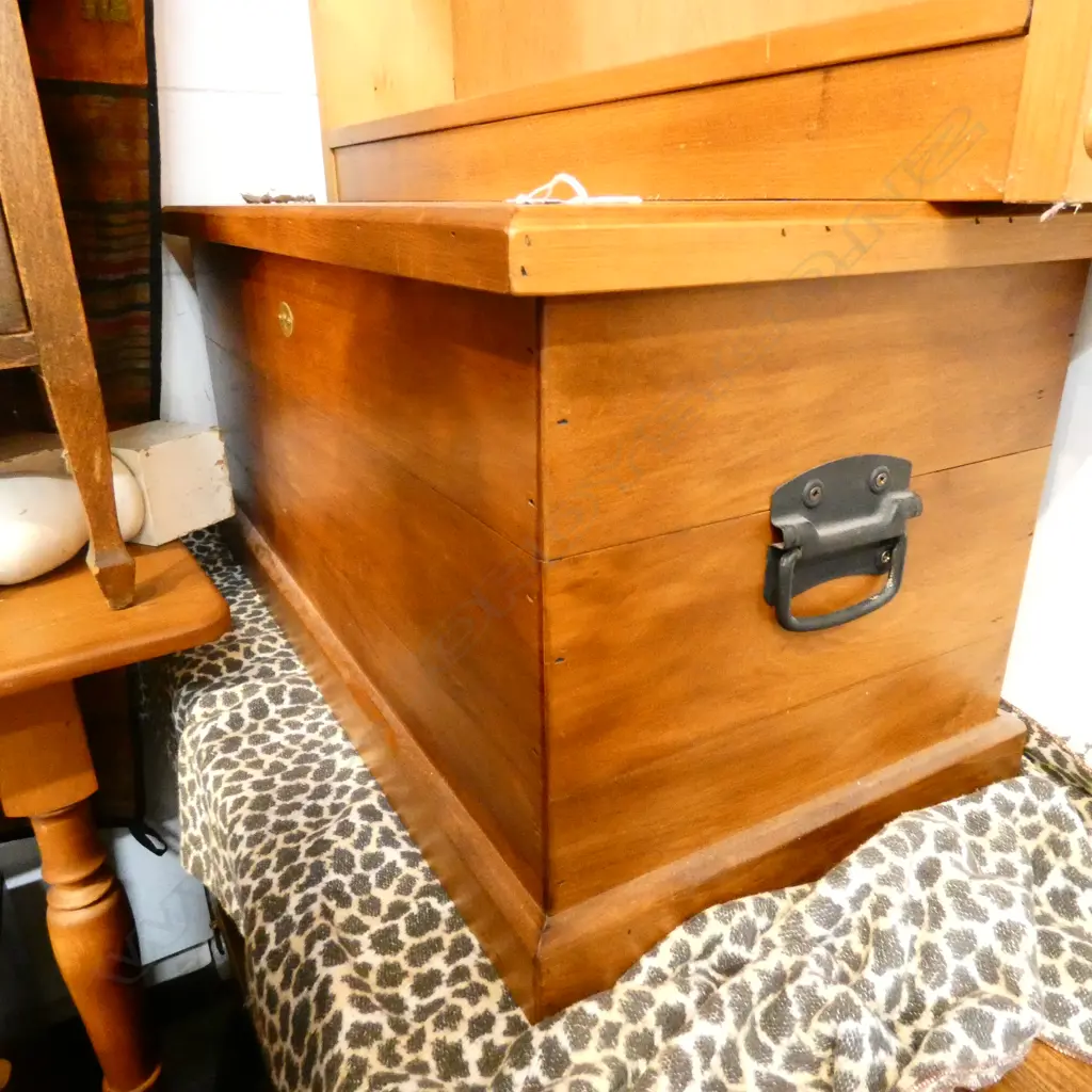 RIMU HANDLED BLANKET BOX H. 410MM L. 880MM Image 1++