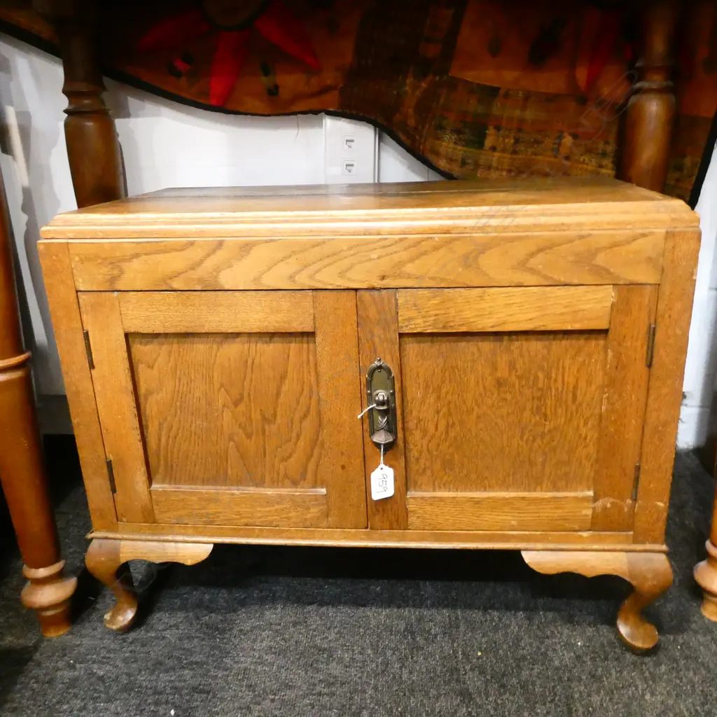 SMALL OAK CABINET W. 625MM H. 485MM Image 1++