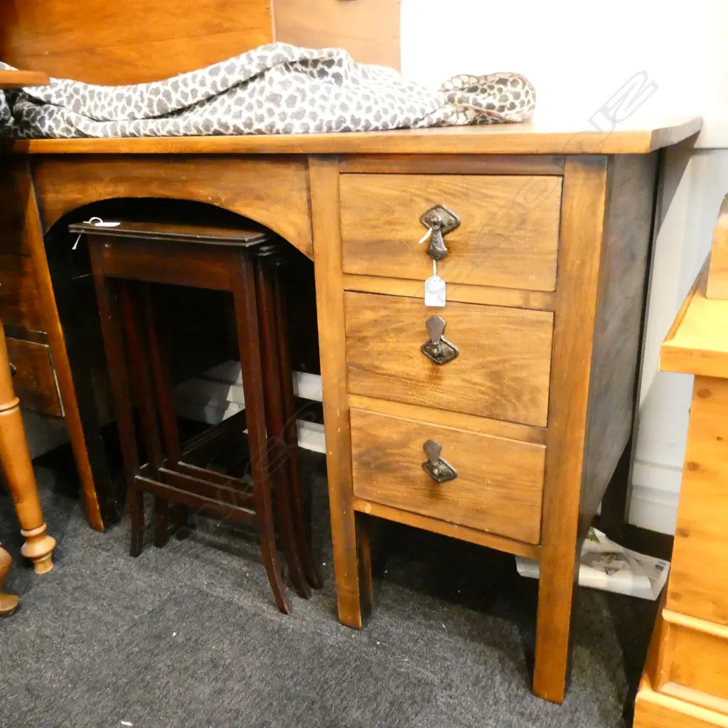 WOODEN DESK L. 1395MM H. 765MM Image 1++
