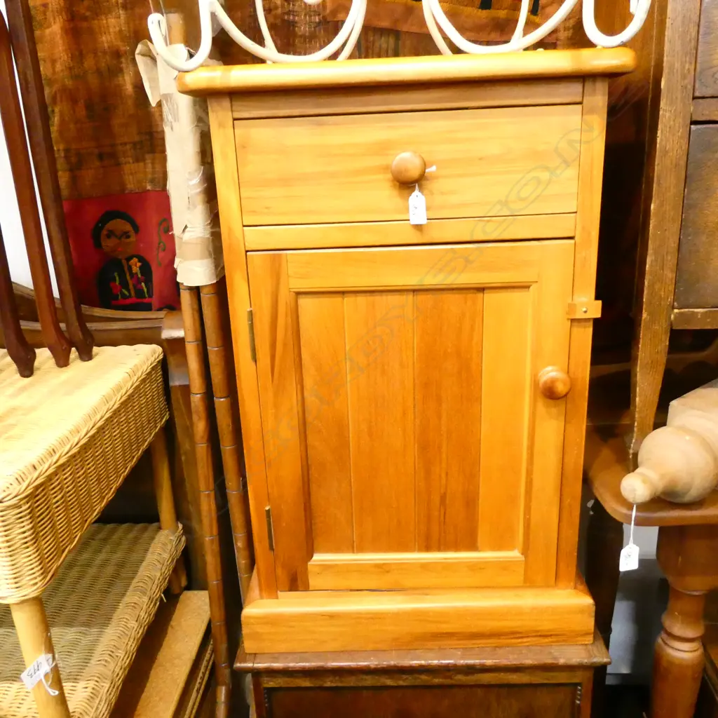 MODERN RIMU BEDSIDE CABINET H. 760MM Image 1++