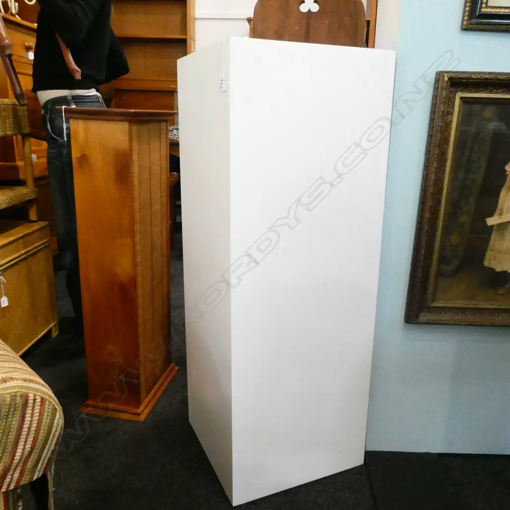 PAINTED DISPLAY PLINTH Image 1++