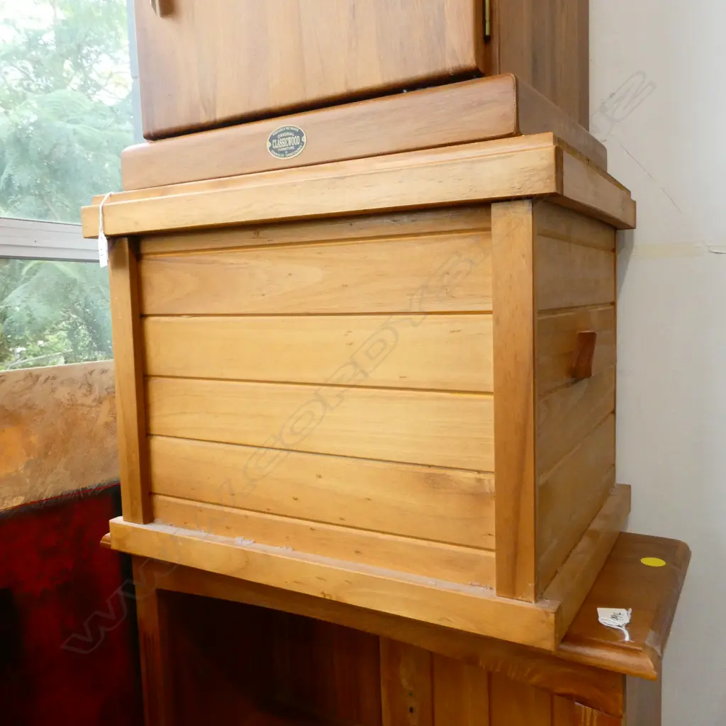 SMALL PINE BLANKET BOX H. 410 W. 510MM Image 1++