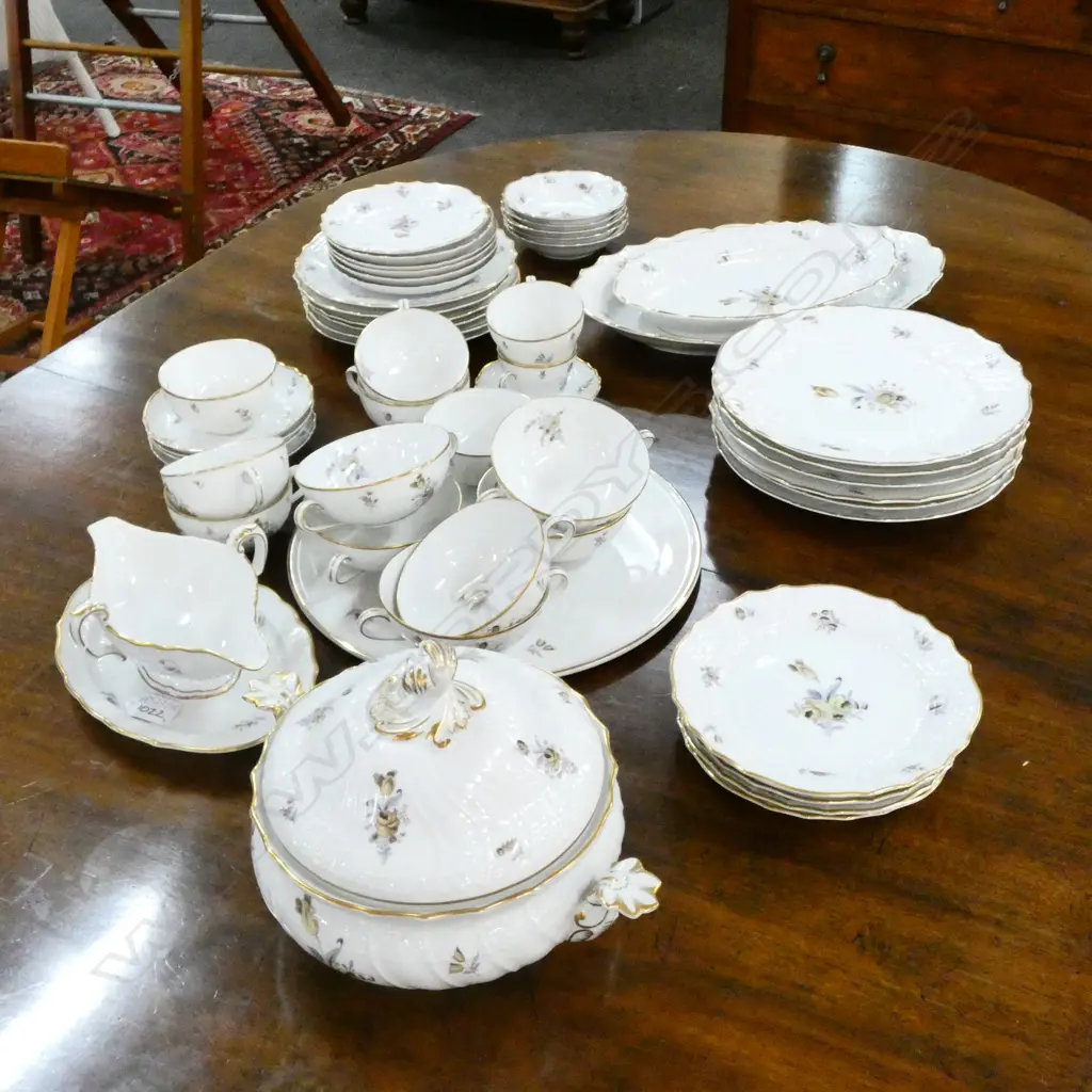 LARGE HUTSCHENREUTHER 'DRESDEN' DINNER SERVICE SOME FAULTS Image 1++