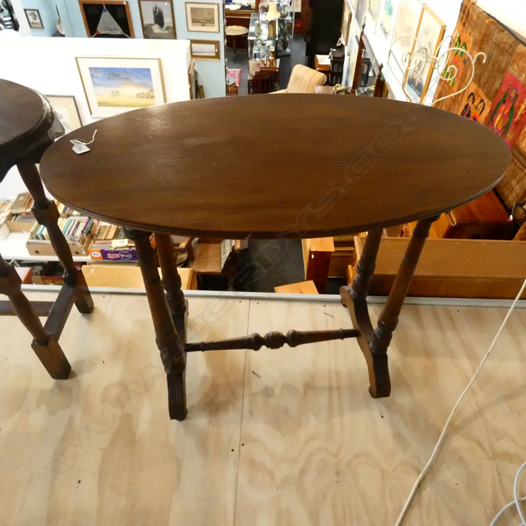 COLONIAL OVAL OCCASIONAL TABLE Image 1++