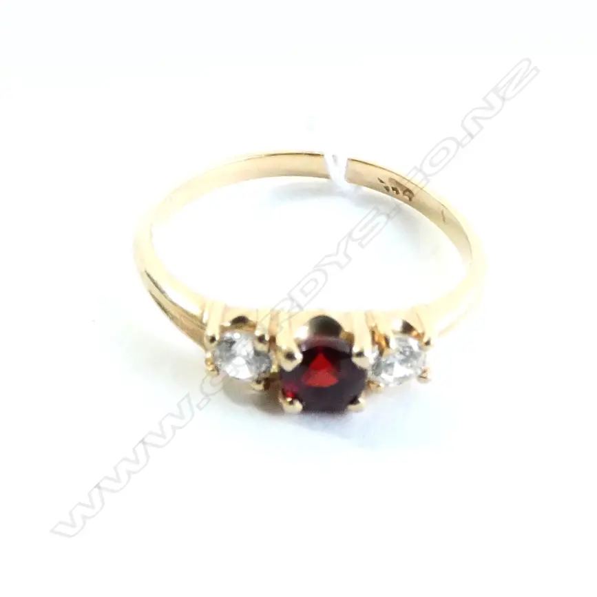9ct GARNET & CZ 3 STONE RING Image 1++