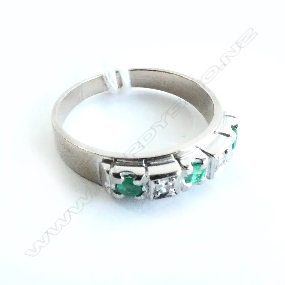18CT WHITE GOLD EMERALD & DIAMOND RING WITH VALUATION Image 1++