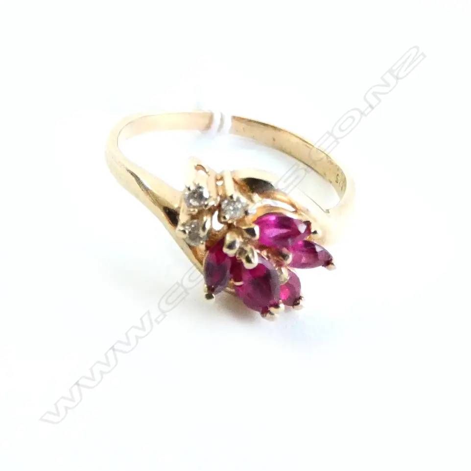 9ct RUBY? & DIAMOND CLUSTER RING Image 1++