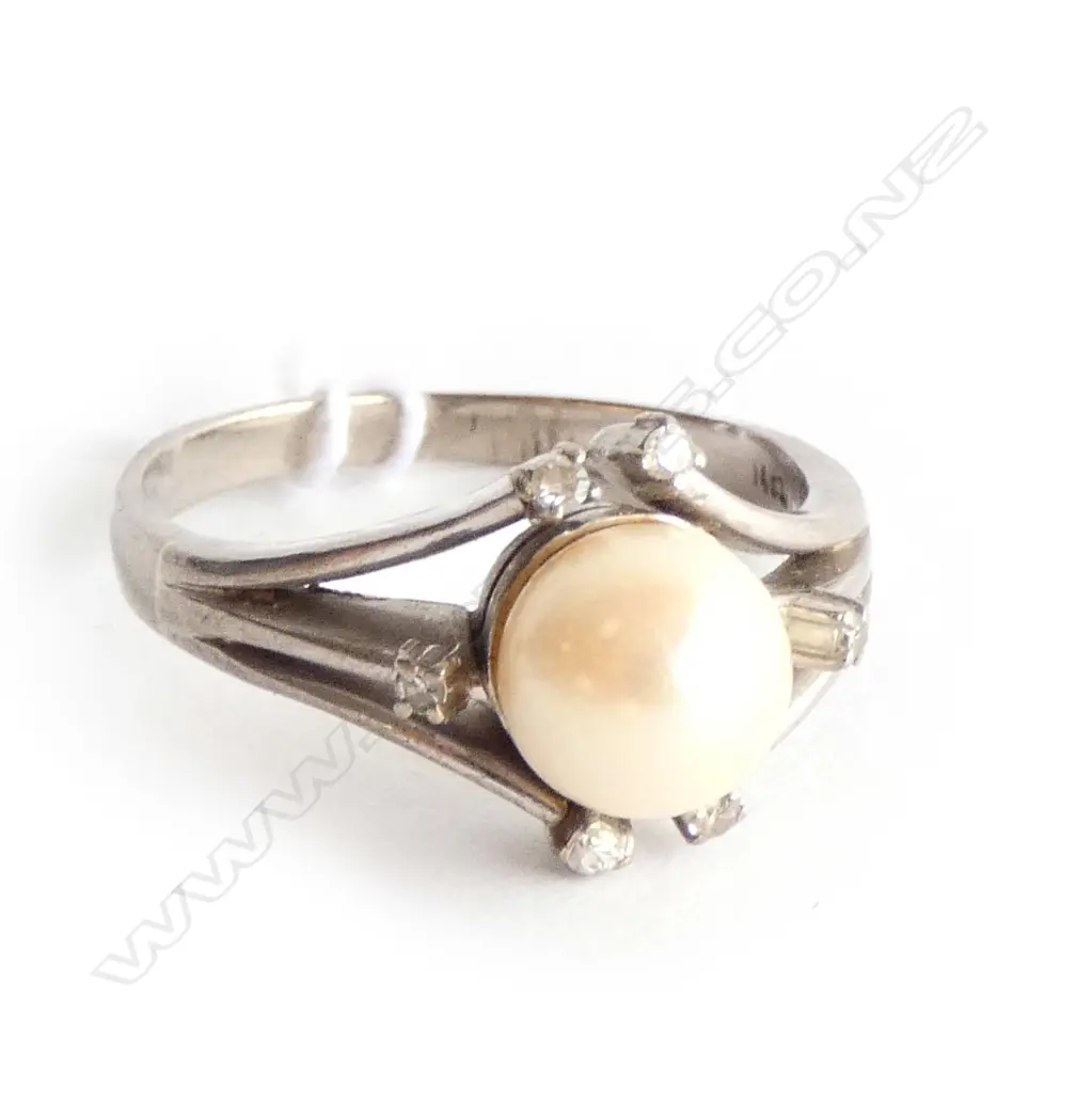 14CT WHITE GOLD DIAMOND AND PEARL RING Image 1++
