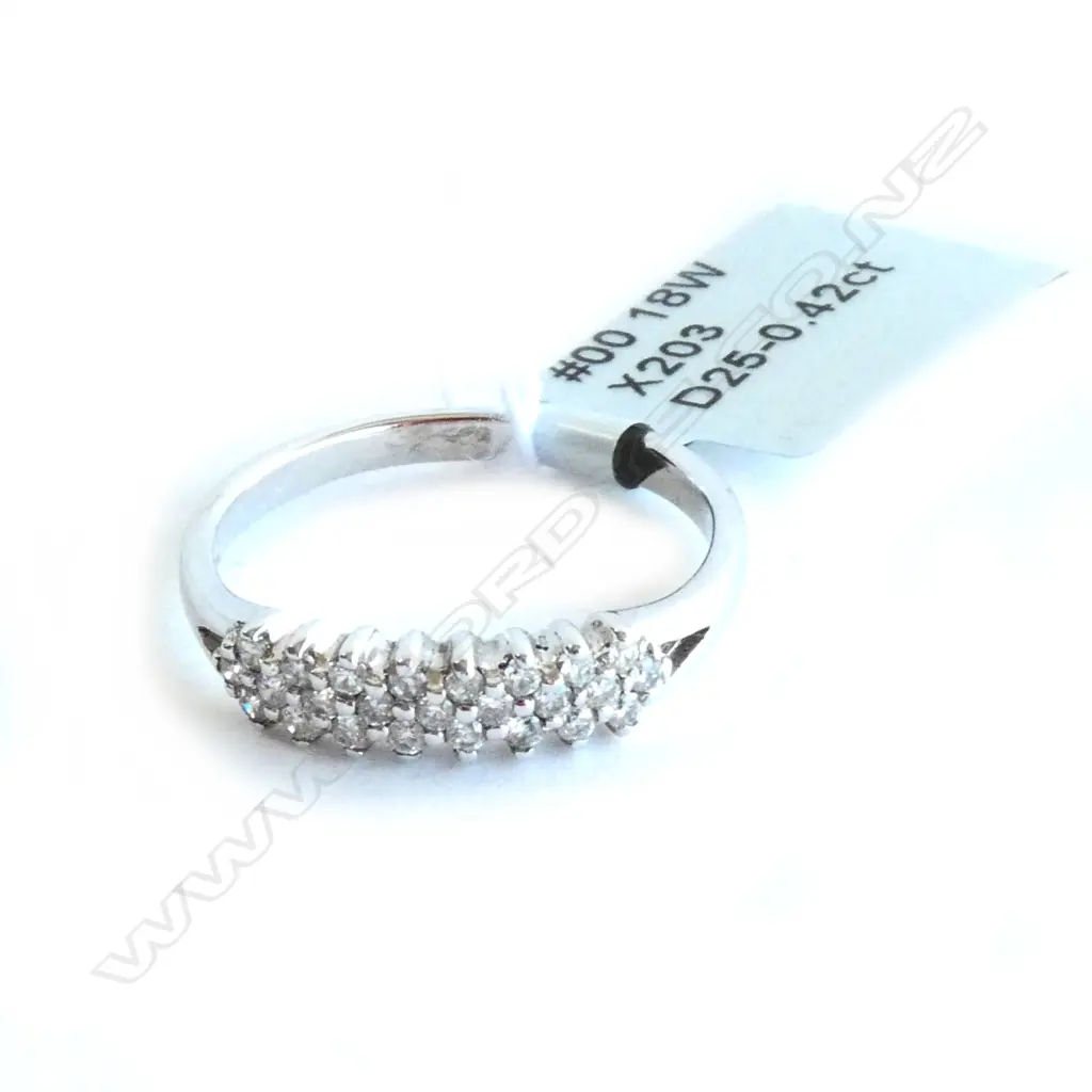 18ct W/GOLD & 25 DIAMOND RING. INS $1980 Image 1++