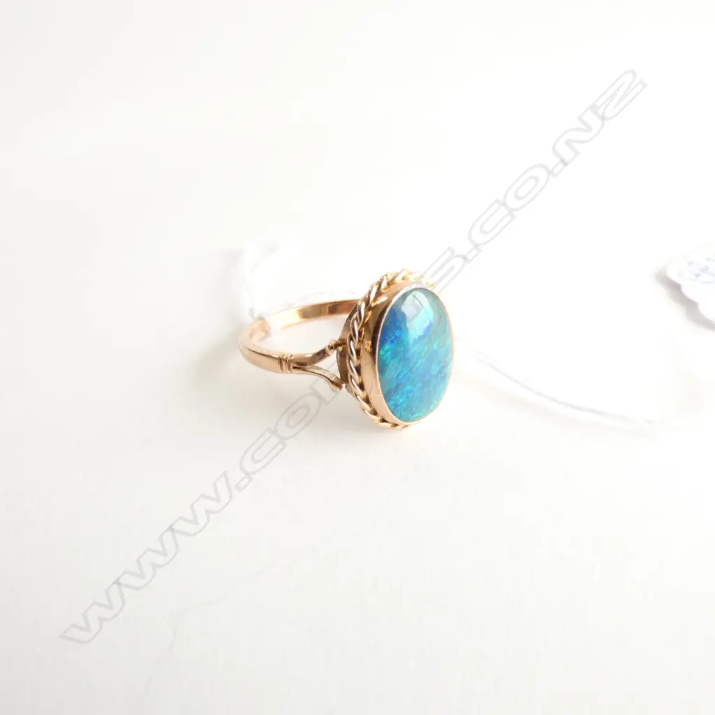 9CT GOLD AND OPAL (DOUBLET) RING Image 1++