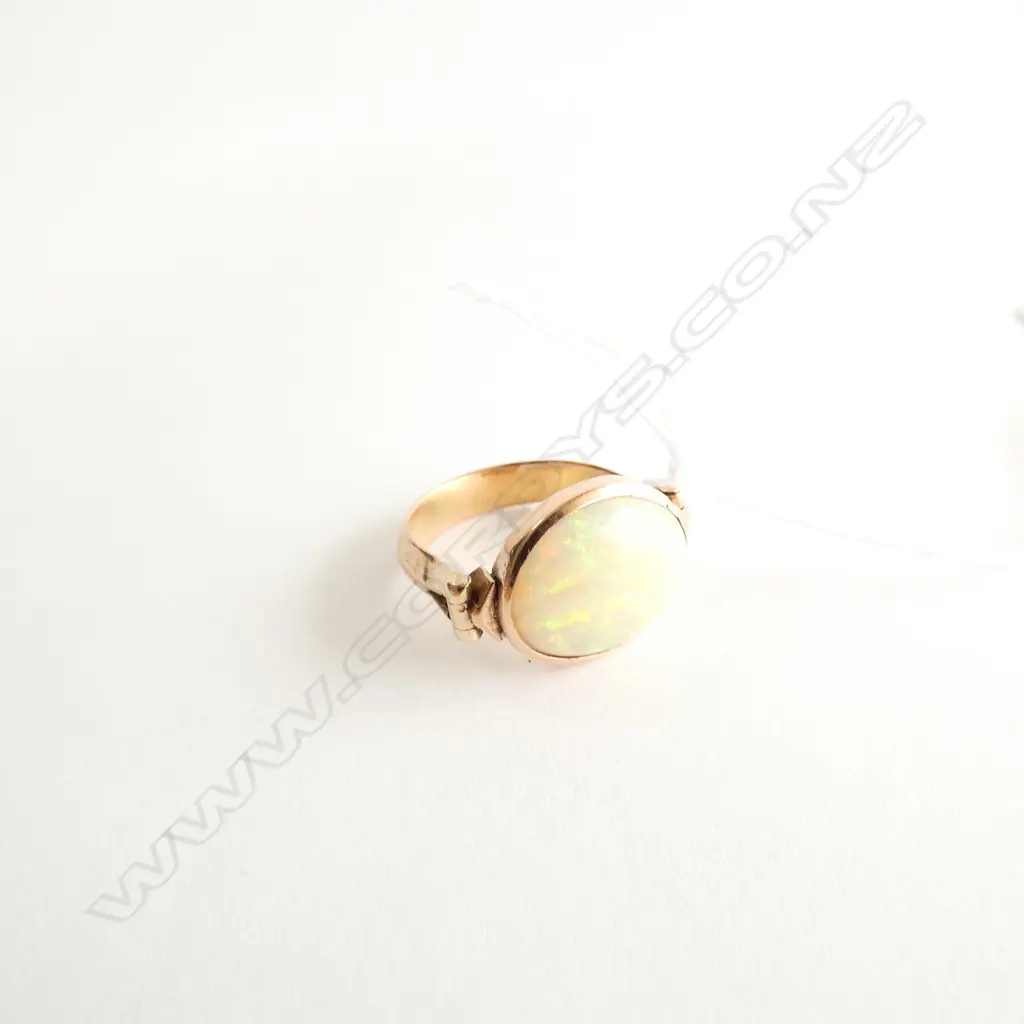 9CT GOLD AND OPAL RING - GOOD PLAY OF FIRE Image 1++