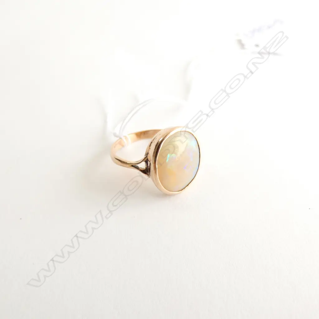 9CT GOLD AND OPAL RING - GOOD PLAY OF GREEN AND BLUE Image 1++