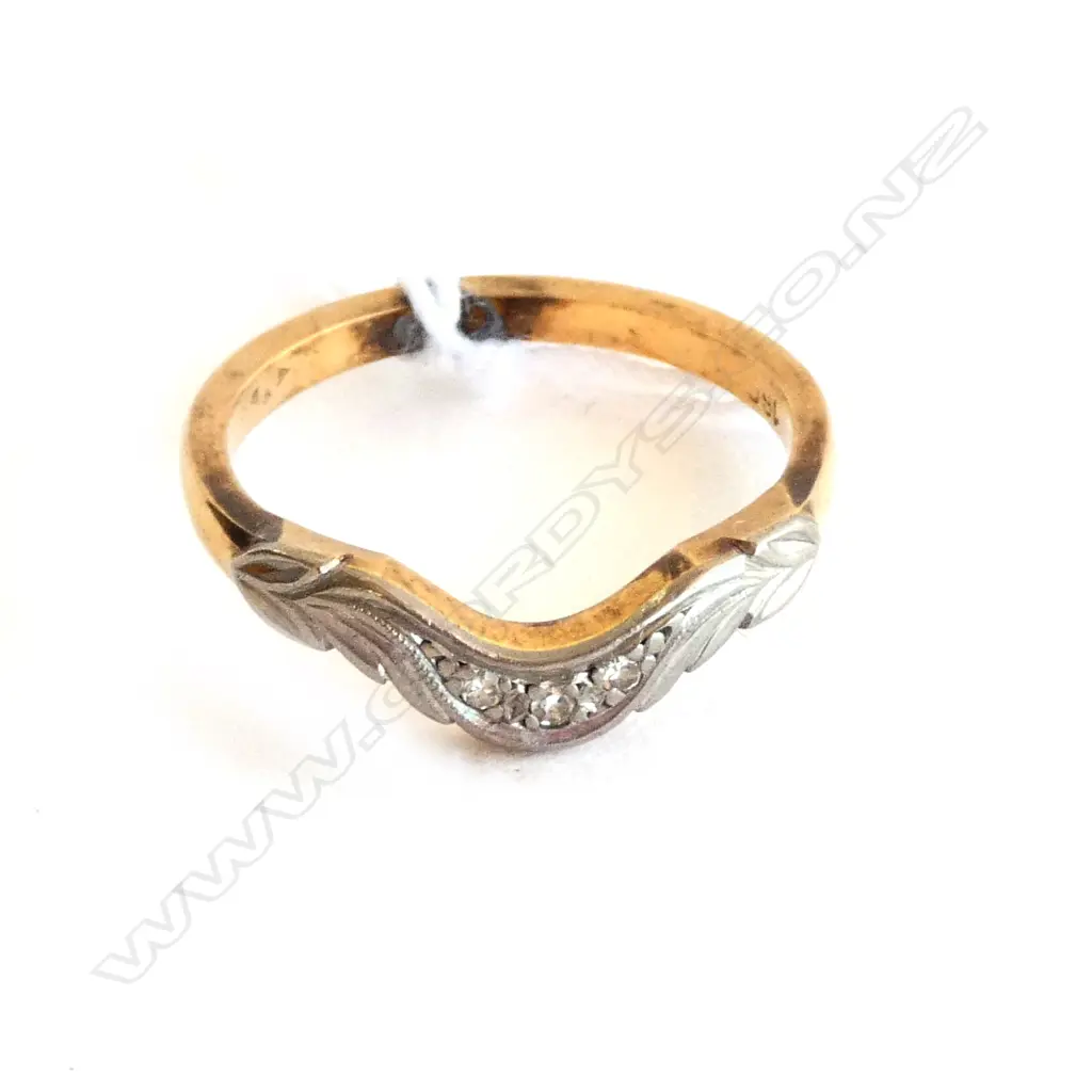 18CT 3 SMALL DIAMOND RING 2.4gms Image 1++