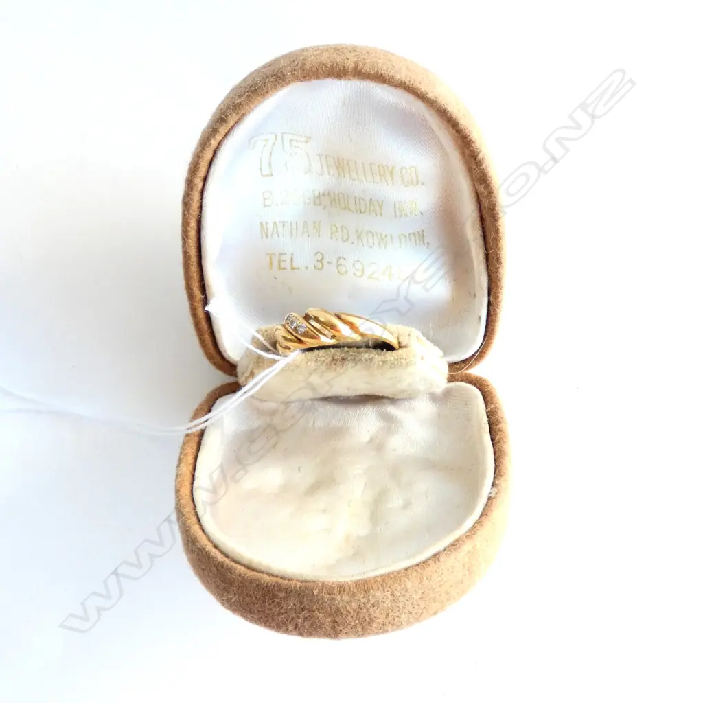 22CT YELLOW GOLD & 3 STONE DIAMOND RING 3.07gms Image 1++