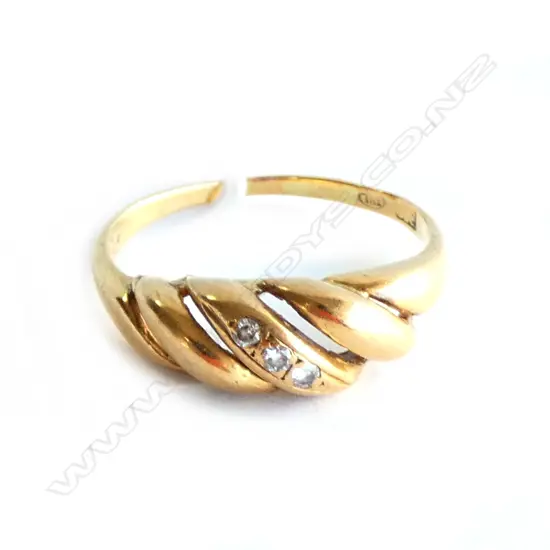22CT YELLOW GOLD & 3 STONE DIAMOND RING 3.07gms