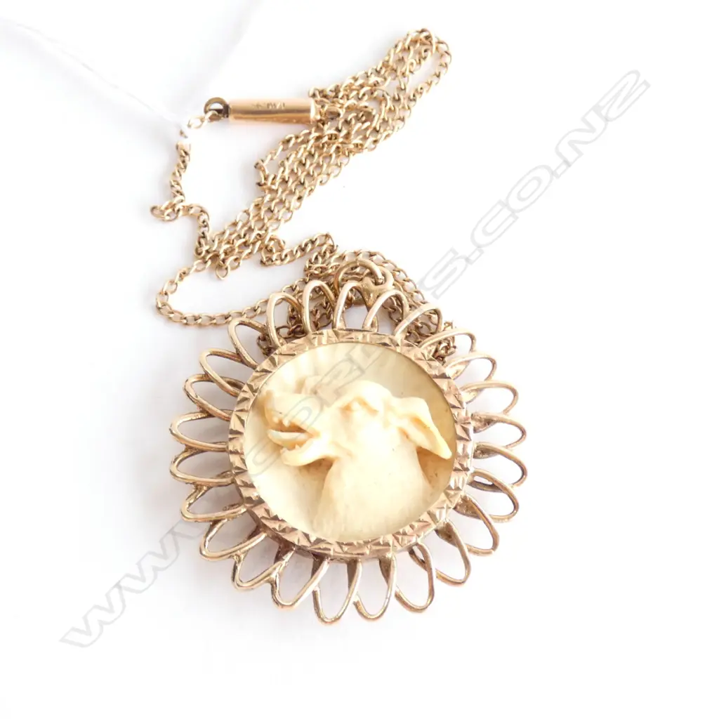 9CT GOLD PENDANT AND CHAIN - BONE DOG CARVING TO THE CENTRE Image 1++
