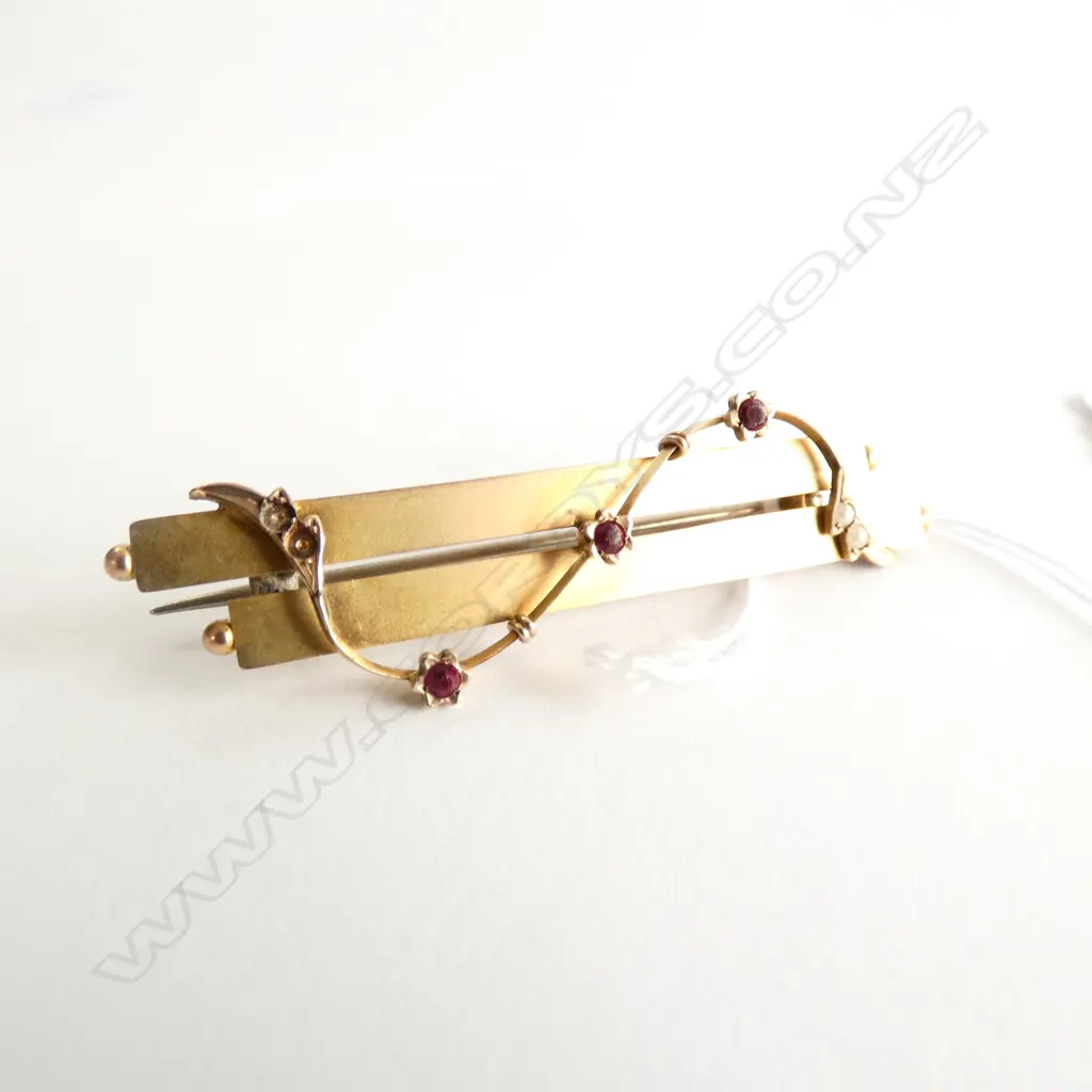 9CT GOLD RUBY/SEED PEARL BROOCH 3.39gm Image 1++