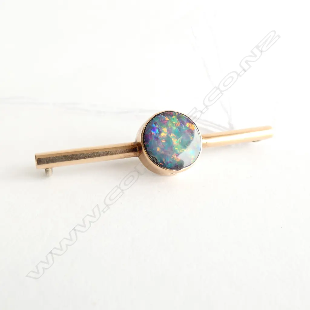 9CT GOLD AND OPAL (DOUBLET) BROOCH Image 1++