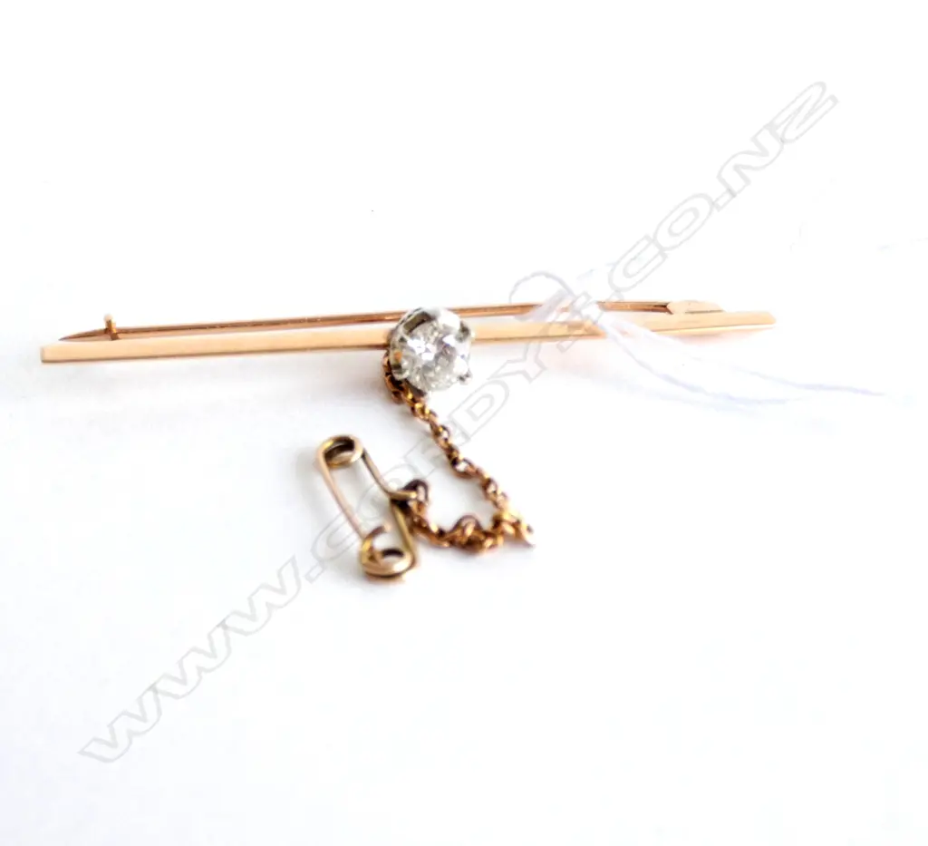 10CT GOLD AND FAUX DIAMOND BAR BROOCH 3.44gm Image 1++