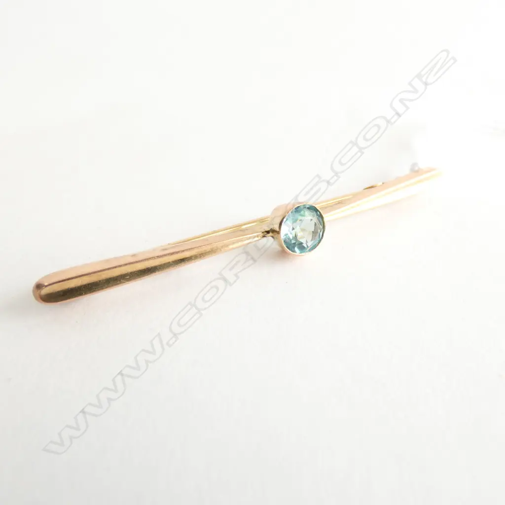 9CT GOLD BAR & BLUE TOPAZ? BAR BROOCH Image 1++