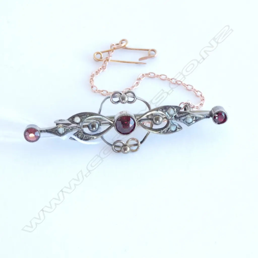 9ct EDW BROOCH RED STONES & PEARLS 1 MISSING Image 1++