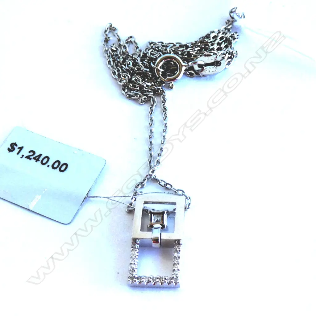 18ct W/GOLD DIAMOND PENDANT BOX FORM ON SILVER CHAIN Image 1++