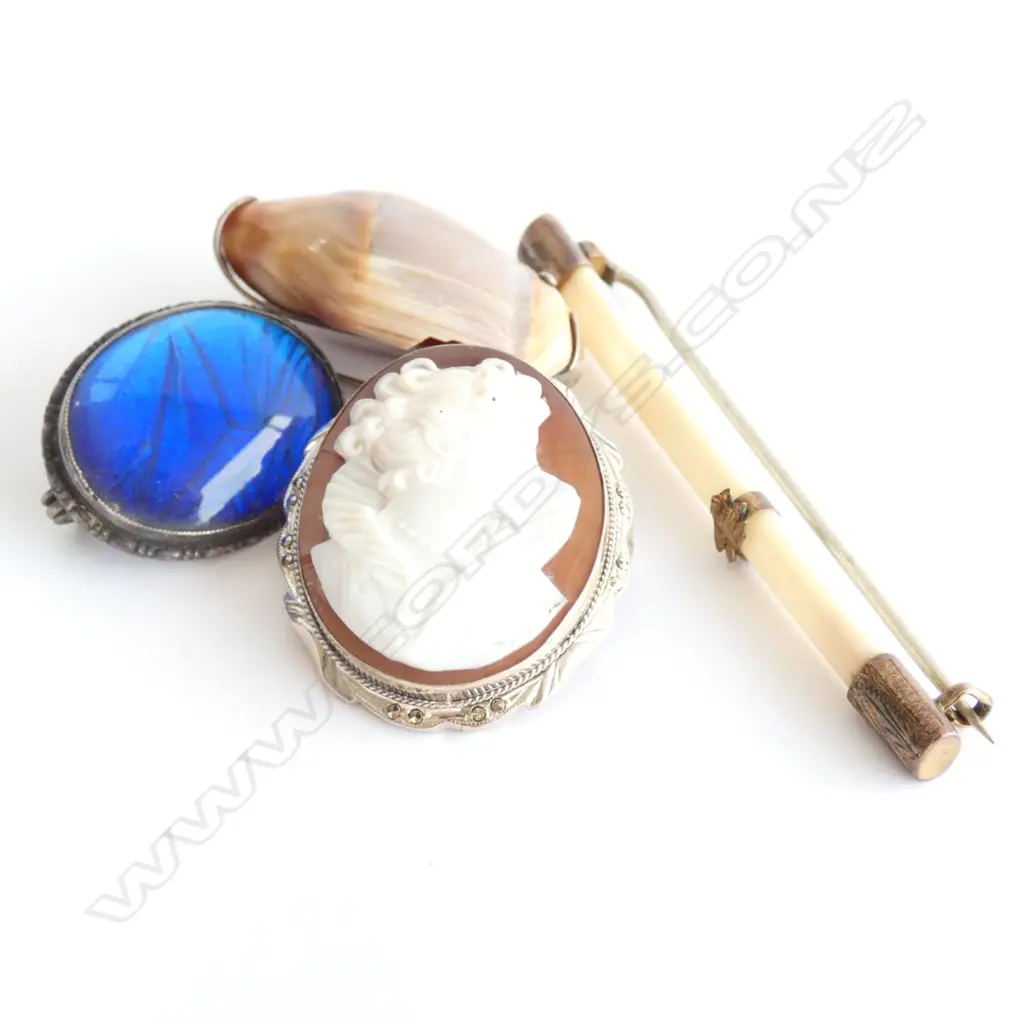 FOUR UNUSUAL BROOCHES  Image 1++