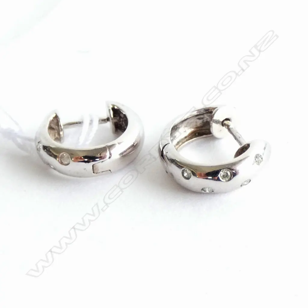 PR 9CT W/GOLD 10 DIAMOND EARRINGS INS $458 Image 1++