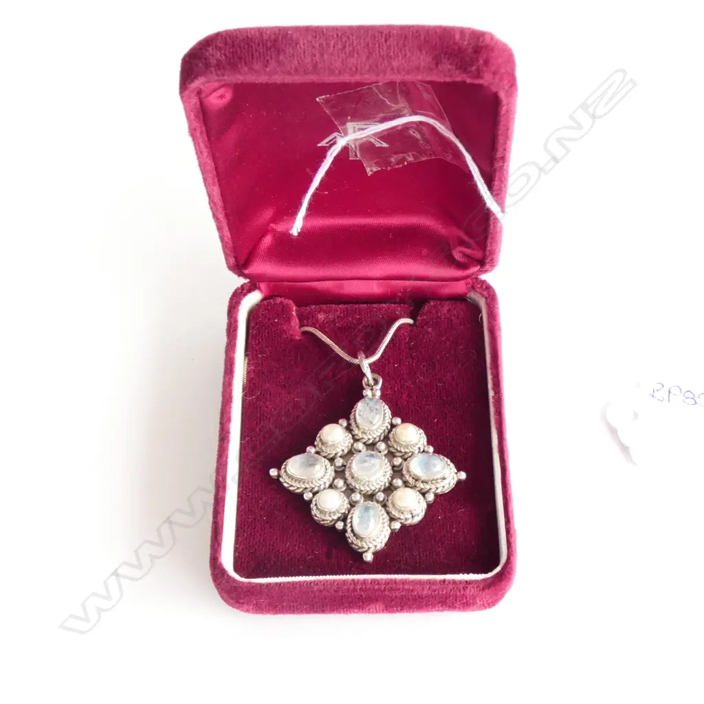 SILVER MOONSTONE & PEARL PENDANT AND CHAIN Image 1++