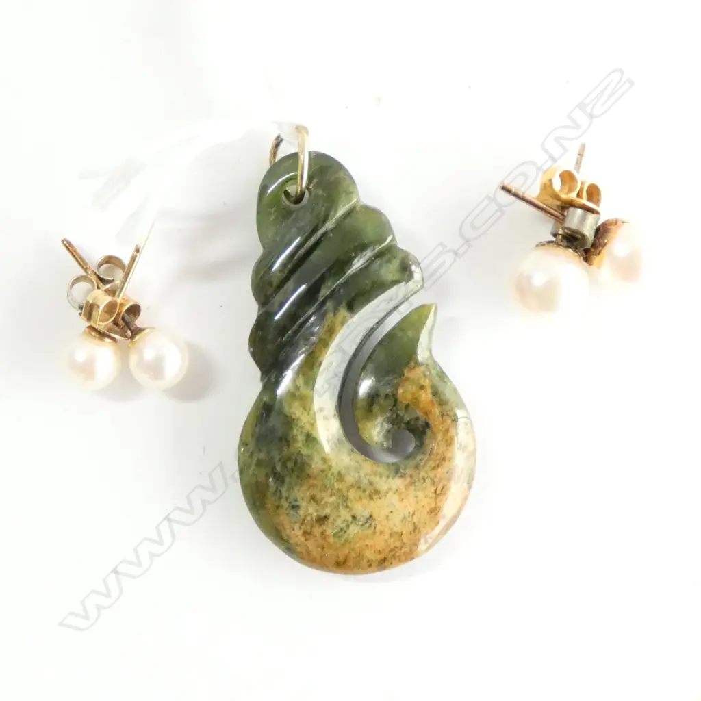2 PRS FAUX PEARL EARRINGS 1 14KT FINDING + JADE PENDANT Image 1++