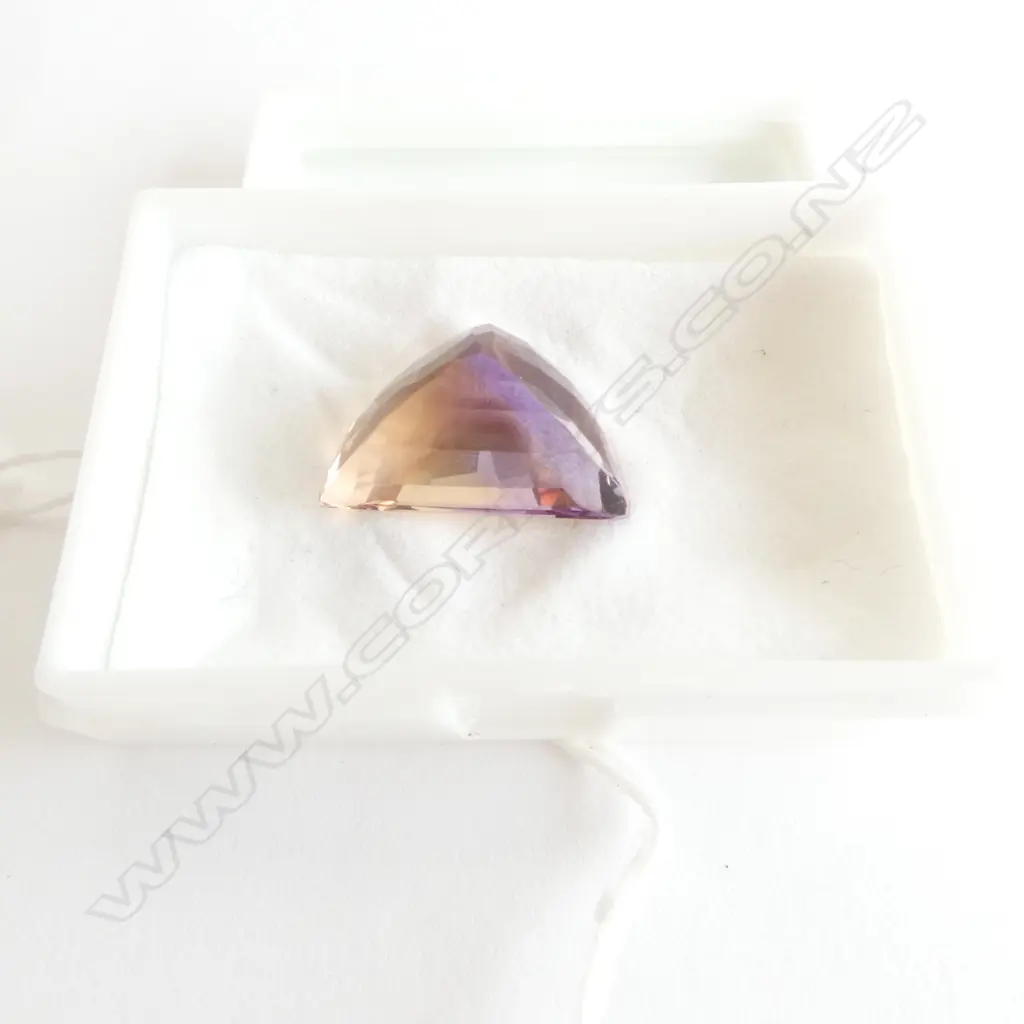 16.75 CT BI COLOUR TRIANGLE AMETHYST Image 1++