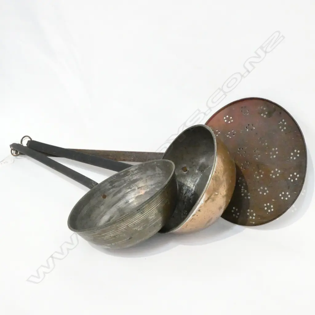 2 COPPER POTS & A STRAINER  Image 1++