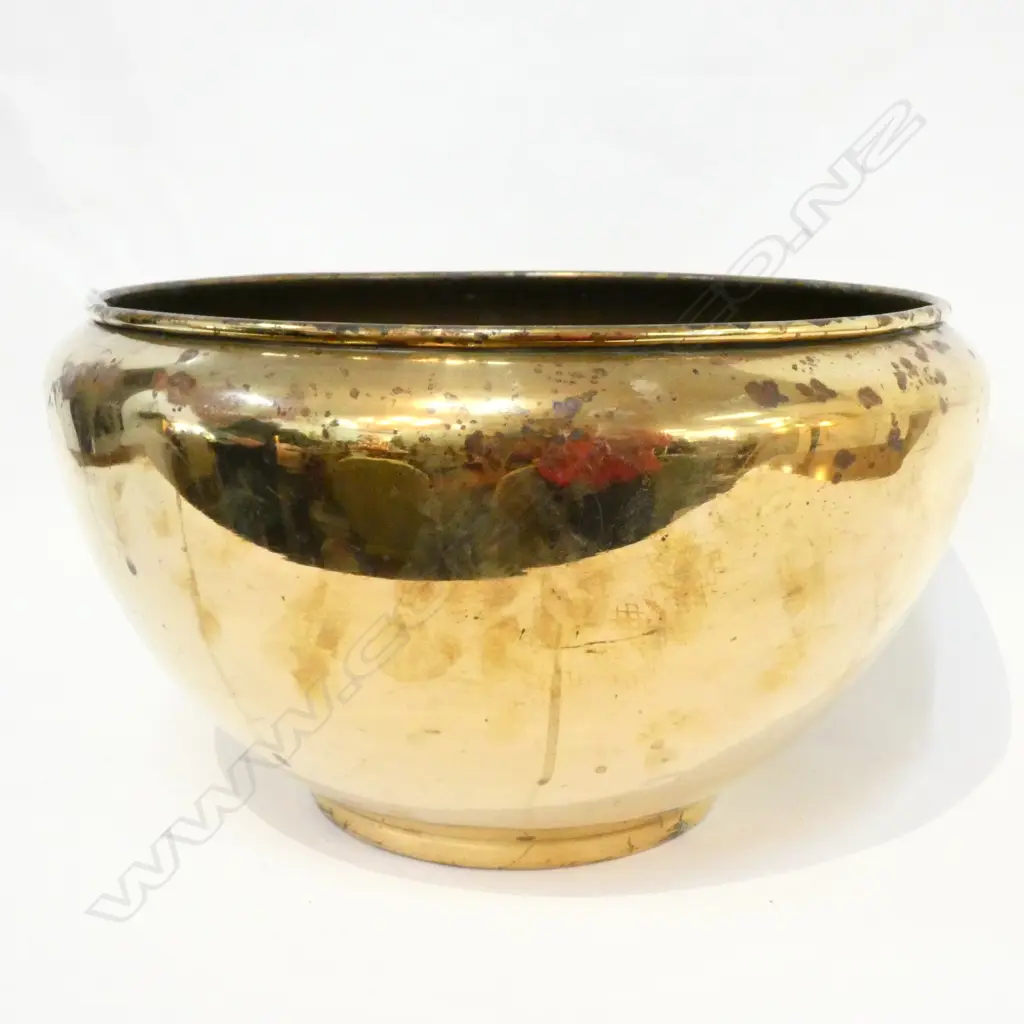 OLD ENGRAVED BRASS POT W340MM H200MM Image 1++