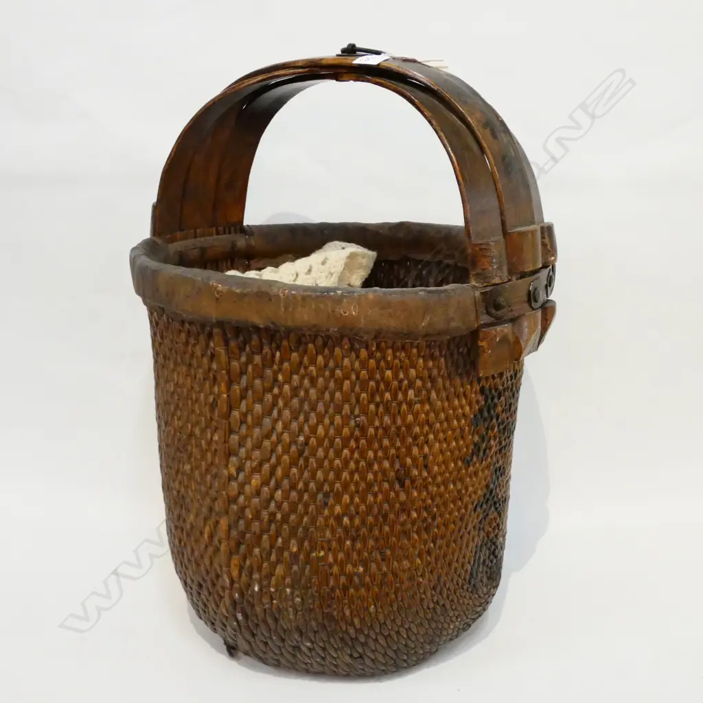 CHINESE CANE BASKET H. 600MM + KNITTED BLANKET Image 1++