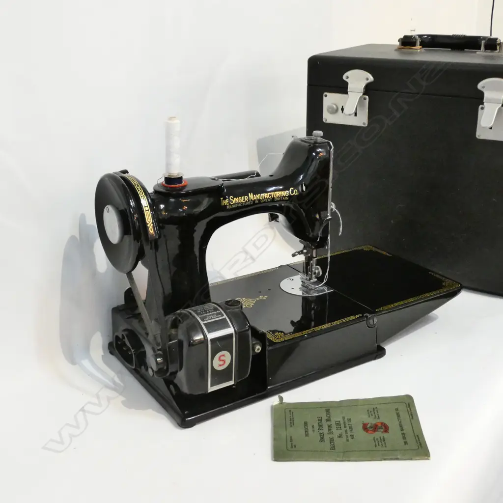 CASED SINGER SEWING MACHINE Image 1++