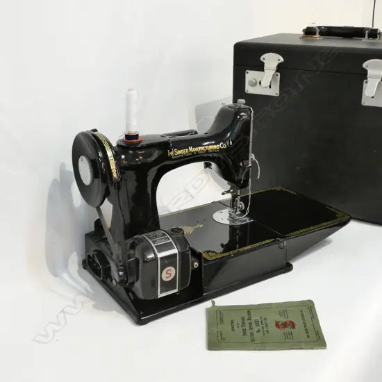 CASED SINGER SEWING MACHINE