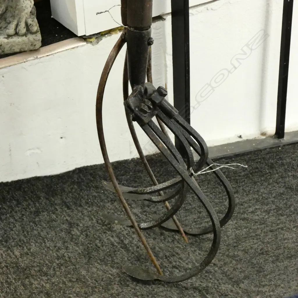 2 VINTAGE GARDEN HOES L 1.6M Image 1++