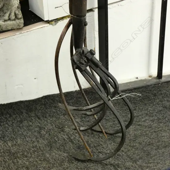 2 VINTAGE GARDEN HOES L 1.6M