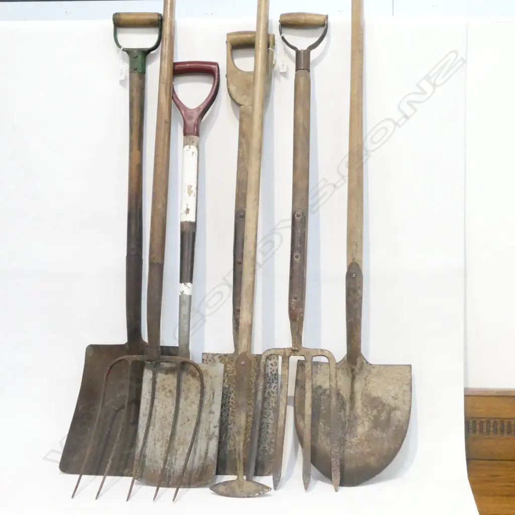 7 ASST VINTAGE GARDEN TOOLS; 4 SPADES, 2 FORKS & HOE Image 1++