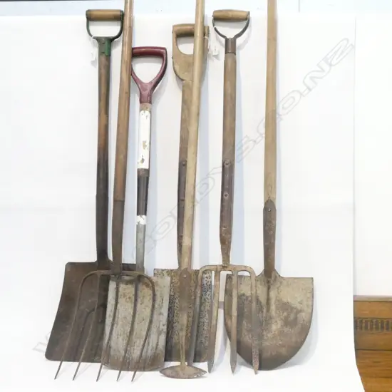 7 ASST VINTAGE GARDEN TOOLS; 4 SPADES, 2 FORKS & HOE