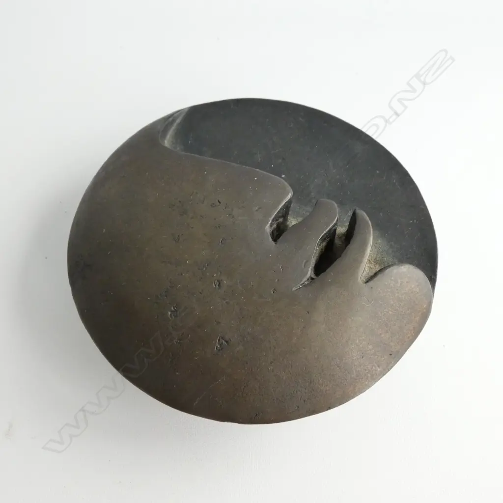 BRONZE HEAVY NZ PAPER WEIGHT SIGNED 'NINA' C1980. Dia.95mm Image 1++