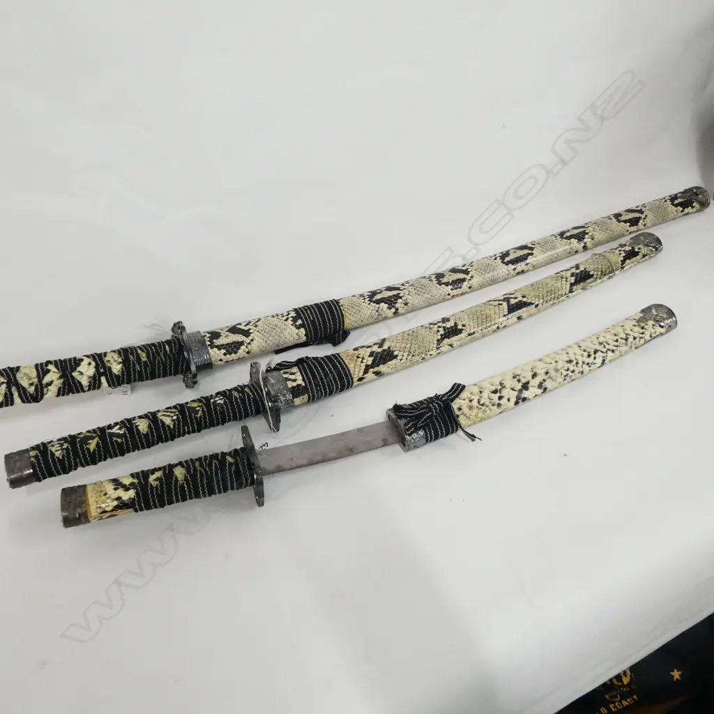 3 KATANAS STYLE SWORDS L. 900MM Image 1++