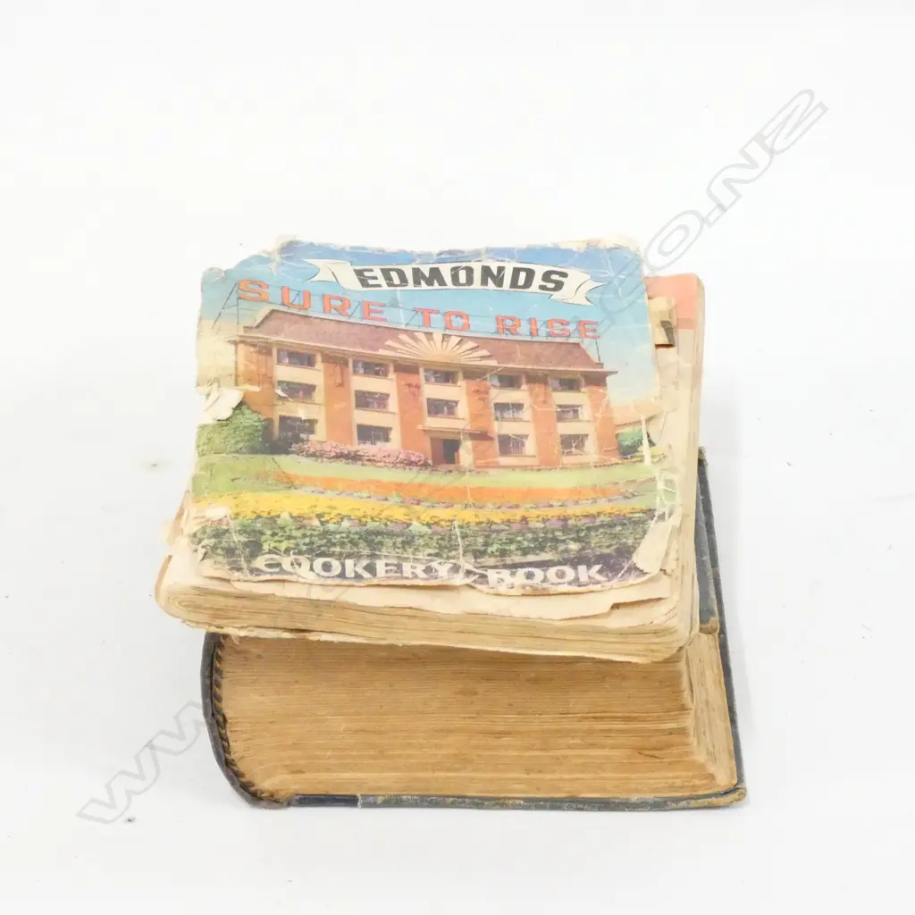 MRS BEETONS + EDMONDS COOKBOOKS A/F H 220 MM Image 1++