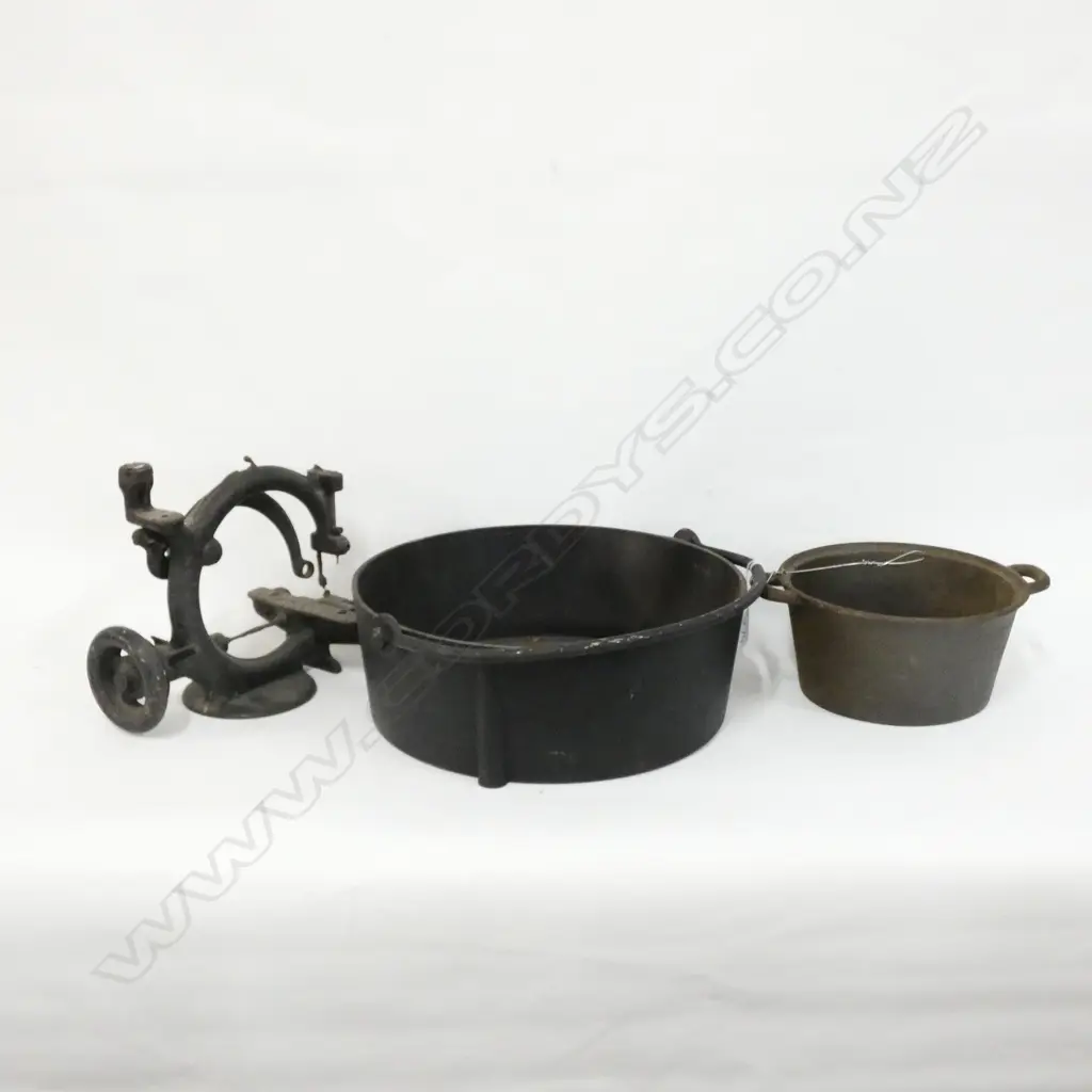 2 CAST IRON POTS + WILCOX & GIBBS SEWING MACHINE Image 1++