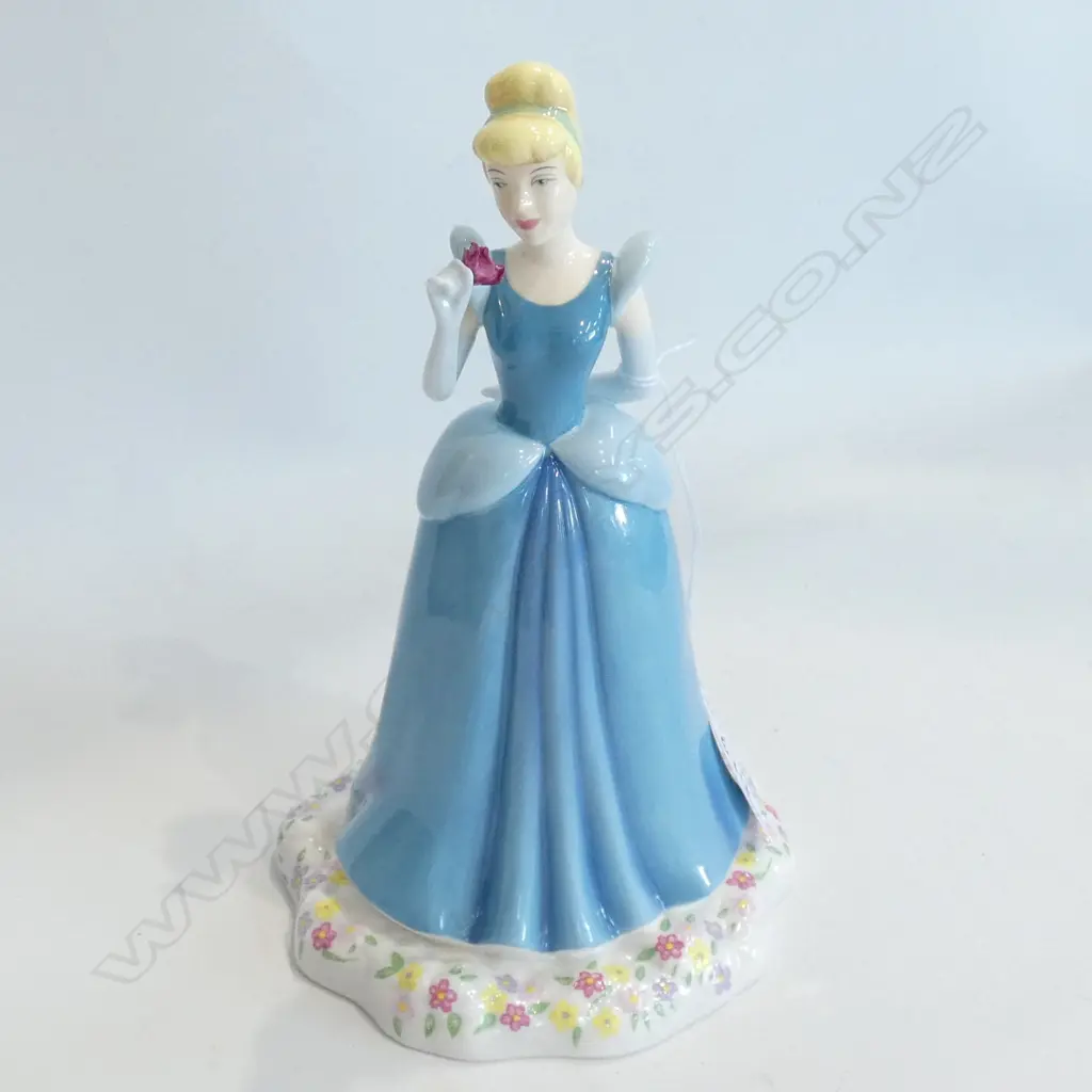 R/DOULTON WALT DISNEY FIGURINE 'CINDERELLA' +ROYAL DOULTON BOOK Image 1++
