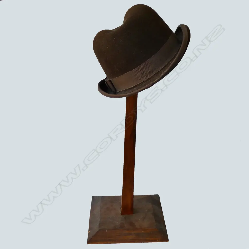 HOMBURG HILLS LTD ON WOODEN STAND H. 450MM Image 1++
